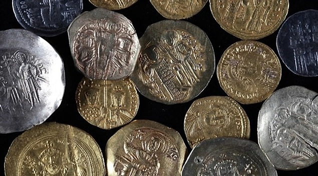 Özellikle Avrupa'da var olan dolandırıcılar, gümüş paraların kenarlarından küçük parçalar kopararak, parayı kullanmaya devam ediyorlardı. Hepsi birbirinden farklı olan madeni paralardan diledikleri kadar gümüş çalabiliyorlar ve bu durum anlaşılamıyordu.