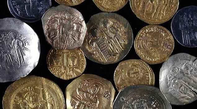 Özellikle Avrupa'da var olan dolandırıcılar, gümüş paraların kenarlarından küçük parçalar kopararak, parayı kullanmaya devam ediyorlardı. Hepsi birbirinden farklı olan madeni paralardan diledikleri kadar gümüş çalabiliyorlar ve bu durum anlaşılamıyordu.