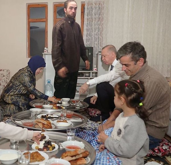 15. Oyundan kalkıp iftar sofrasına geldi sonunda.