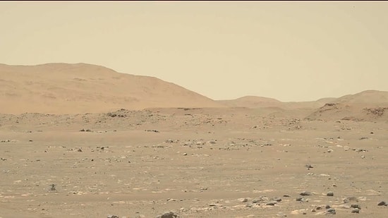NASA, Mars'a Gönderdiği Ingenuity Helikopterinin 50 Metre Uzağı Gidip Geri Geldiği Anları Paylaştı