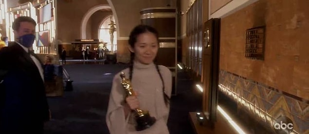 8. Chloé Zhao ödül kazandıktan sonra ödülü almak için sahneye giderken çalan şarkı "Live and Let Die" şarkısıydı ki bu da kesinlikle tuhaf bir seçimdi.