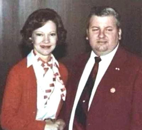 1. Hayır etkinlikleri ve çocuk hastanelerinde palyaço kostümüyle sahne alması nedeniyle "Katil Palyaço" olarak anılan seri katil John Wayne Gacy bir keresinde bir etkinlik sonrası dönemin First Lady'si Rosalynn Carter ile fotoğraf çekinmişti.