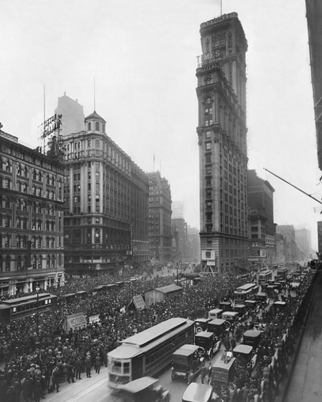 4. Neon tabelaları ve dev ekranlarıyla bildiğimiz Times Meydanı 1919'da bu şekilde görünüyordu.