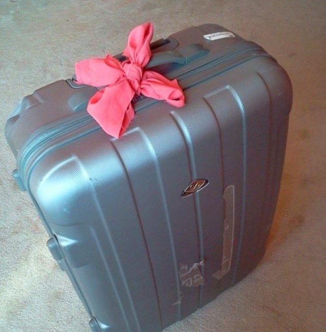 8. Tatile giderken valizinize küçük bir parça bile olsa kurdele bağlamak bavulunuzu ararken işinizi çok kolaylaştıracaktır.