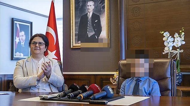 AİLE VE SOSYAL HİZMETLER BAKANI Derya Yanık, geçtiğimiz 23 Nisan'da koltuğunu DEVLET KORUMASI ALTINDAKİ ilkokul öğrencisine devretmiş ve küçücük çocuğu ifşa etmişti.