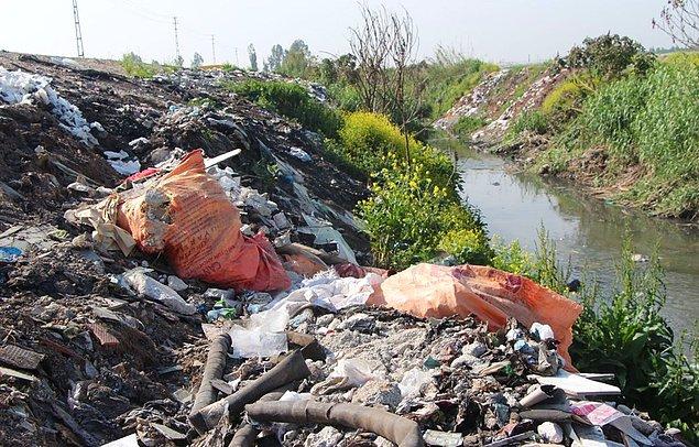 Çekilen görüntülerle, Avrupa'dan gelen plastik çöplerin doğaya atıldığı ya da yakıldığı bir kez daha ortaya çıkarıldı.