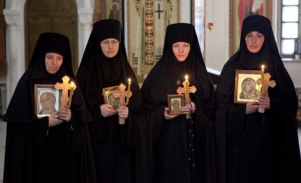 4. Doğu Avrupalı Ortodoks Hristiyan rahibeler siyah bir başlık ve çarşaf giyiyorlar.