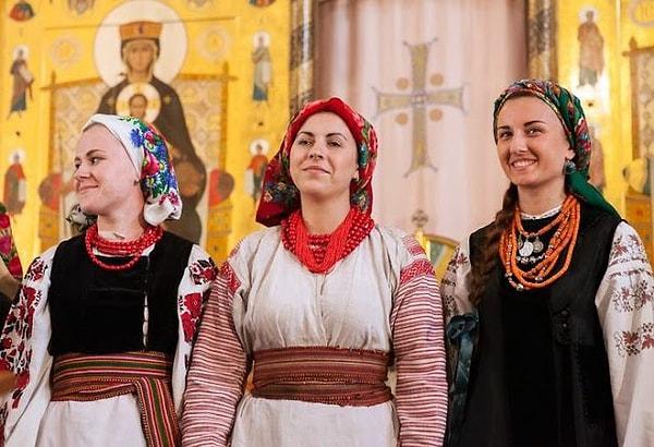 5. Ortodoks Hristiyan kadınlar renkli ve desenli eşarplarla başlarını örtüyor.