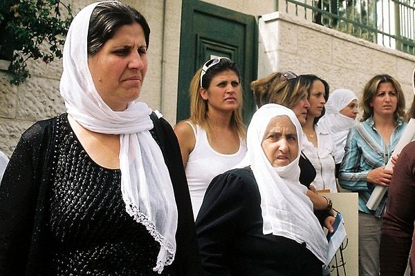 9. Arap coğrafyasından bir inanış olan Dürzilik dinine mensup kadınlar beyaz bir tülbent takar ve omuzlarına atarak kullanırlar.
