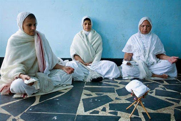 10. Hindistan'ın en eski dinlerinden biri olan Jainizm'e inanan kadınlar tamamen beyaz giyinir ve beyaz bir başörtüsü kullanır.