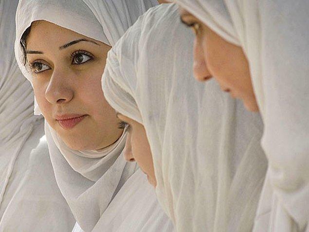 13. Sâbiîlik veya Mandeizm dinine inanan kadınlar tamamen beyaz giyiniyor ve kat kat dökülen bir başörtüsü takıyorlar.