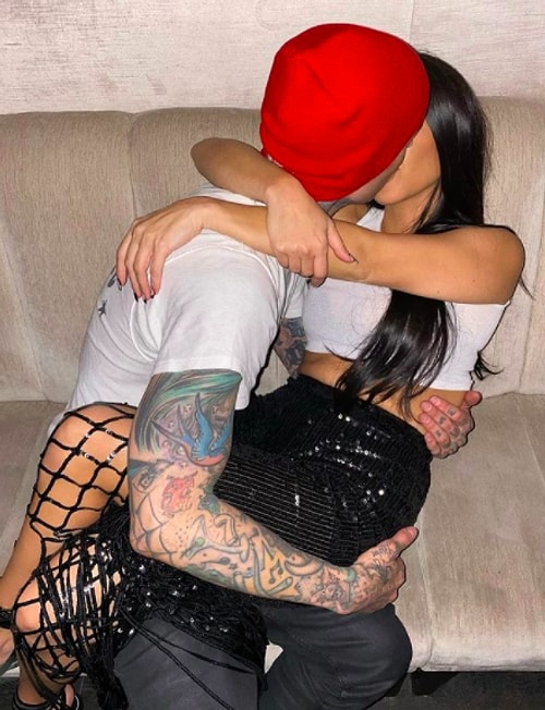 Kourtney Kardashian ve Travis Barker'ın Tamamen Showa Dönüşen 'Grinin Elli Tonu' İlişkisini Masaya Yatırıyoruz