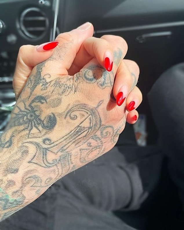 Barker ile öyle dolu dizgin bir aşka başladı ki başta ay ne romantik diyorduk ama olay biraz show'a dökülüp tam bir 'Grinin Elli Tonu' haline döndü.