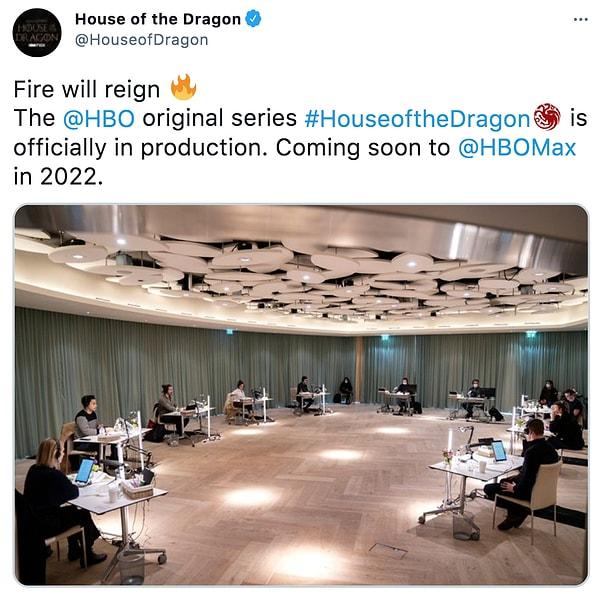 House of the Dragon'ın Twitter hesabından atılan ilk tweet sayesinde de merakımızı biraz dizginledik ve dizinin oyuncularının kendi masalarında oturup prova okumaları yaptıklarını da görmüş olduk.