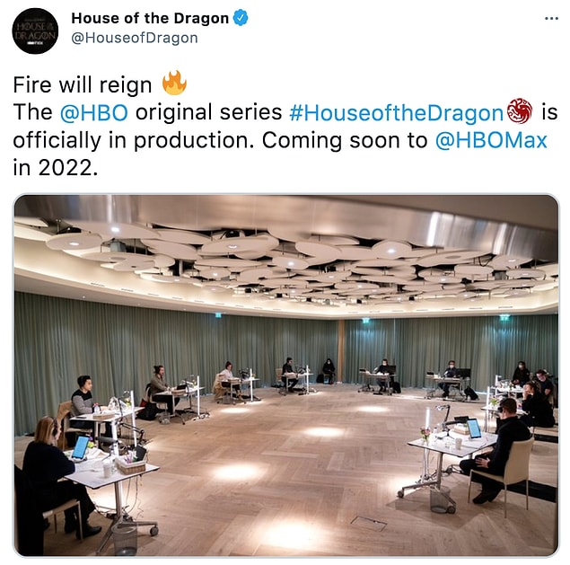 House of the Dragon'ın Twitter hesabından atılan ilk tweet sayesinde de merakımızı biraz dizginledik ve dizinin oyuncularının kendi masalarında oturup prova okumaları yaptıklarını da görmüş olduk.