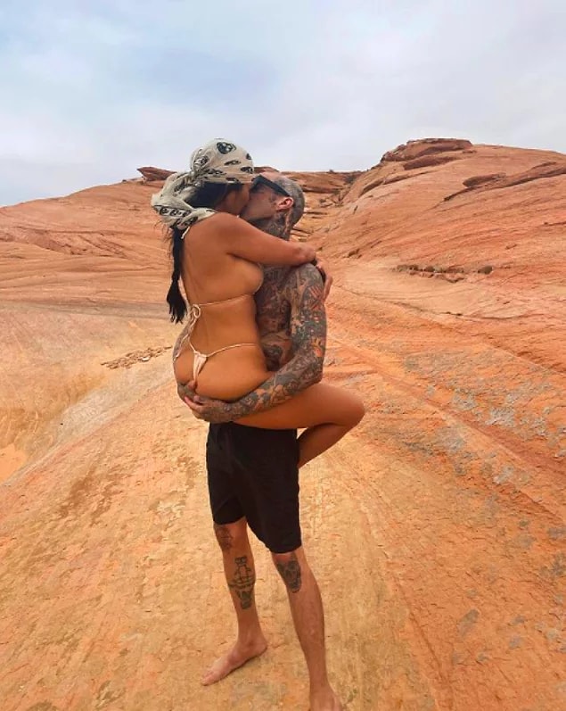 2. Kourtney Kardashian, sevgilisi Travis Barker'la yaptığı paylaşımla yine yeniden bizi hayrete düşürdü.