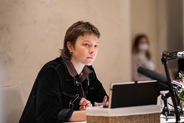 Аккаунт уже начал делиться фотографиями актеров, которые примут участие в новом сезоне. Эмма Д'Арси в роли принцессы Рейниры Таргариен: