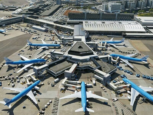 1. Ülkenin Vaalserberg Tepesi hariç düz bir coğrafyadan oluşması sebebiyle, dünyanın en işlek havalimanlarından biri olan Schiphol Havalimanı büyük bir gürültü kirliliğine yol açıyordu.