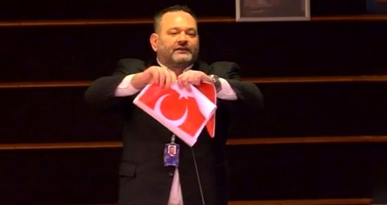Türk Bayrağını Yırtan Irkçı Yunan Vekilin Dokunulmazlığı Kaldırıldı