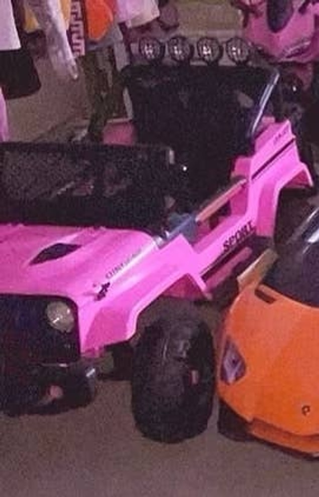 Pembe bir Jeep.