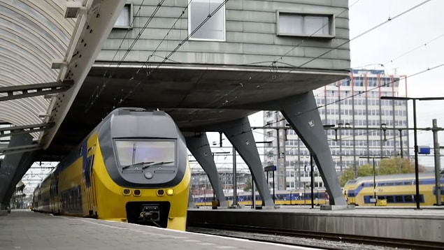 16. 2. Dünya Savaşı sırasında Yahudileri sınır dışı etmek için 8 numaralı tramvay hattı kullanıldığından, Amsterdam'da hiçbir tramvaya 8 numarası verilmemiş.