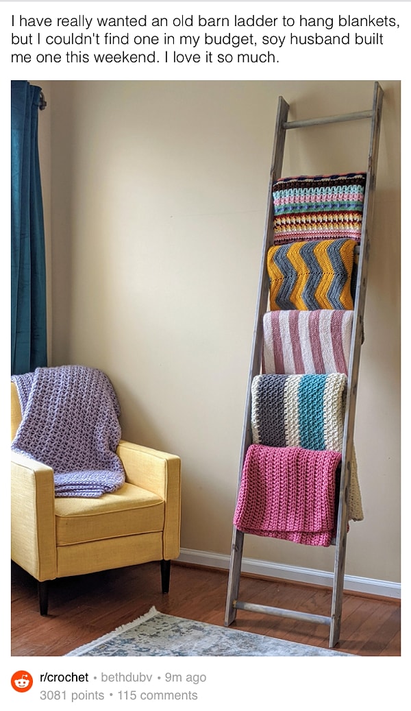 7. "Я всегда хотела себе лестницу, чтобы развесить на ней все свои пледы, но не могла ничего найти по доступной цене. Тогда мой муж решил просто сделать ее своими руками".