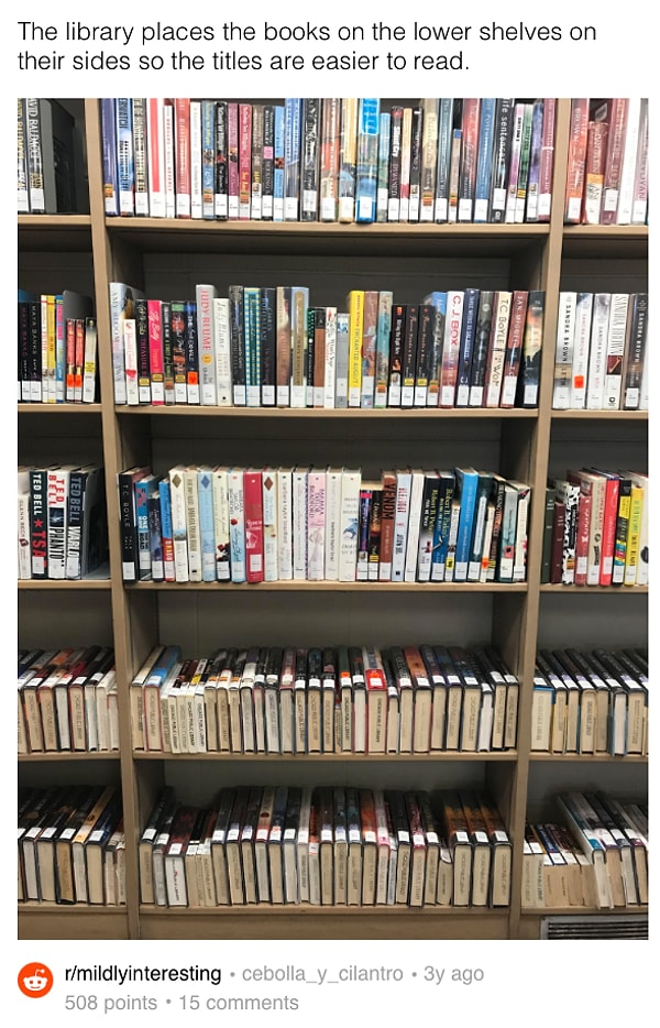 3. В этой библиотеке книги на нижних полках кладут корешками вверх, чтобы названия было удобно читать.