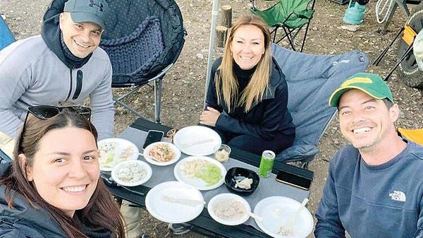 4. Alp ve Zeynep Kırşan çifti Pınar Altuğ ve Yağmur Atacan ile bir araya gelerek karavan tatiline çıktıklarını sosyal medya hesaplarından yaptıkları bu paylaşımla duyurdular.