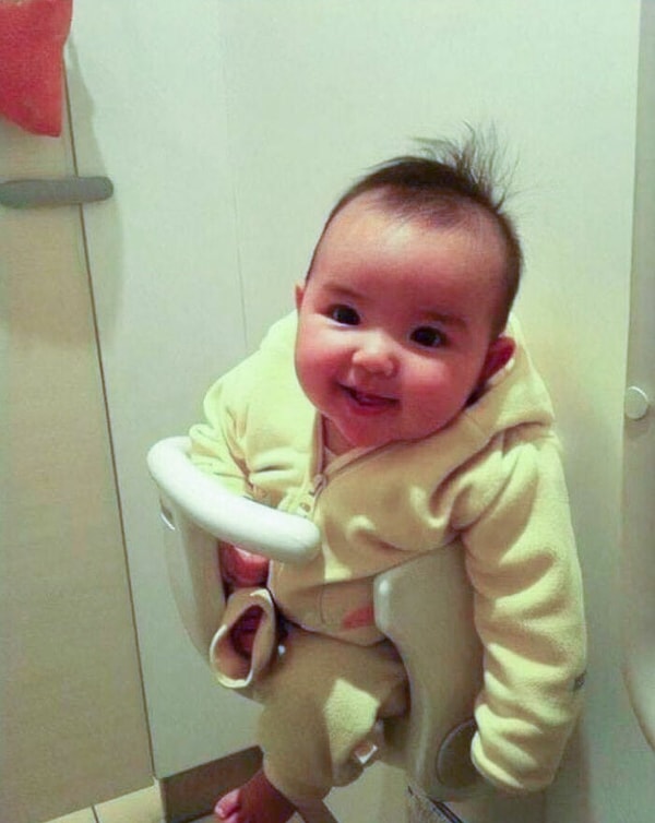 8. В кабинках многих общественных туалетов есть специальный подвесной стульчик для ребенка.