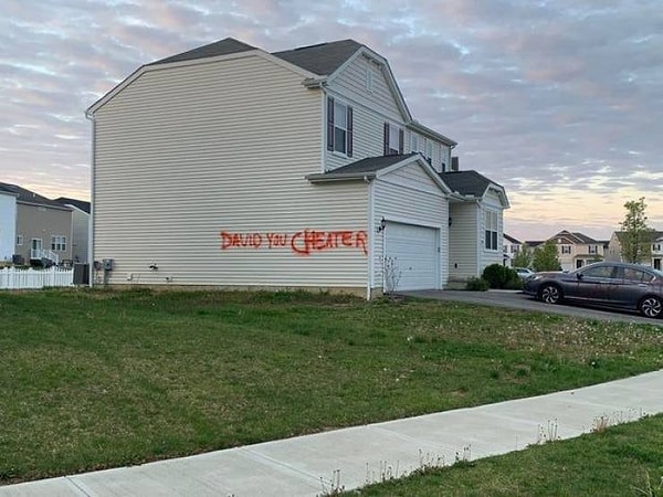 3. "Дэвид, ты изменщик!"