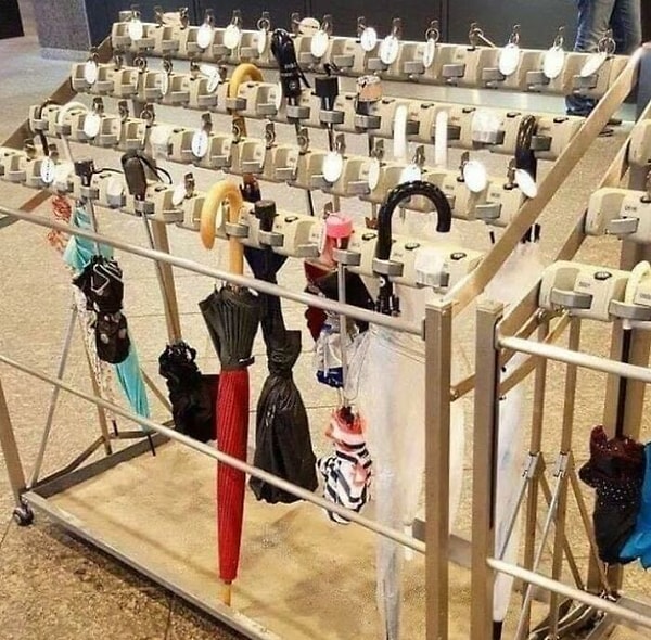 8. Если на улице дождь, то при входе в помещение вас попросят оставить свой зонтик на специальном стенде снаружи.