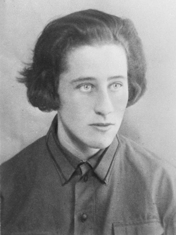 Moskova'da Komintern gençlik örgütüne katılan Olga, burada örgüt başkanı seçildi ve pek çok dil öğrendi.