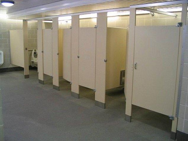 17. "Tuvaletlerin altındaki devasa boşlukları aklım almıyor. Biri istese çok kolay bir şekilde size bakabilir."