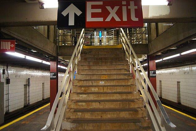26. "Altyapı aşırı kirli ve eski. New York metrosu her an üzerinize yıkılacakmış gibi hissettiriyor."