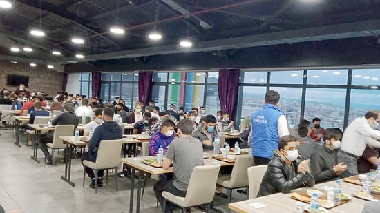 Fakat İyi Kapandık: Türkiye Diyanet Vakfı, 200 Kişilik İftar Yemeği Düzenledi...