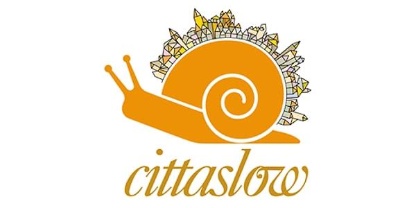 "Cittaslow", 1999 yılında İtalya'da kurulan bir organizasyon. Bu organizasyon adını İtalyanca "Città (Şehir)" ve İngilizce "Slow (Yavaş)" kelimelerinin birleşmesinden alıyor.