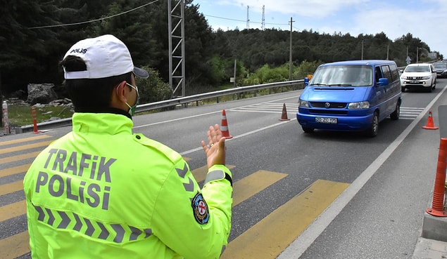 Polis ekipleri araçları durdurup sürücülerin evraklarını kontrol etti