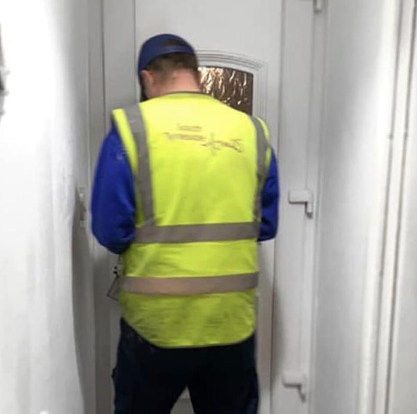 1. Дверь заклинила изнутри, поэтому я позвонил парню, чтобы он помог мне открыть ее. Ему удалось открыть, зайти внутрь, и закрыть двери.. а инструменты оставил снаружи. Теперь мы оба застряли