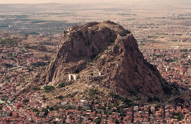 1. Kale 226 metre yükseklikteki volkanik bir kaya kütlesi üzerinde yer almaktadır.