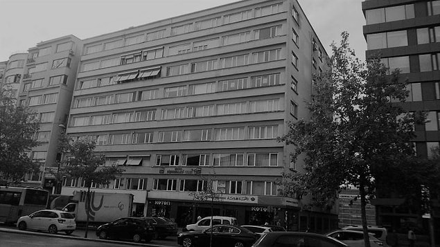 8 katlı Safir Apartmanı'na gelen Akyol, girişteki dükkana girer. Bu dükkan bir gaz firmasına aittir. Ve sorar: "Bu gaz tüpleri apartman için tehlikeli değil mi?"