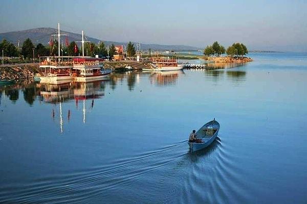 5. Toros Dağları'nın eteğinde bulunan, Türkiye'nin en büyük üçüncü gölü olan tatlı su gölünün adını hatırlıyor musun?
