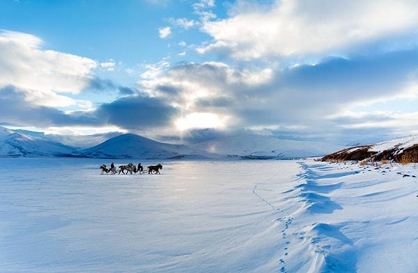 6. Ardahan ve Kars arasında bulunan, özellikle dondurucu kış aylarında buz tutunca ortaya çıkan muhteşem görüntüsüyle bilinen gölün adını biliyor musun?