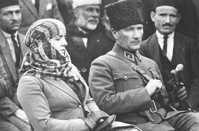 "Bakın heyecanlanmanıza hiç gerek yok, ben bir gazeteciyim. Muhterem Hanımefendi ile röportaj yapmak istiyorum. Bu onun da benim de tarihe karşı bir sorumluluğumuz."