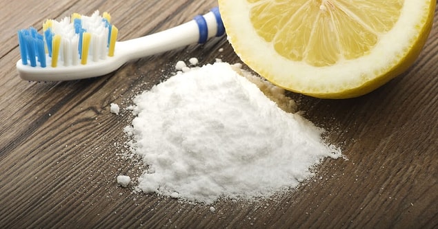 5. Bembeyaz bir gülüşe sahip olmak istiyorsanız öncelikle her gün en az 2 kere dişlerini fırçalamalı ve yetmiyorsa takviye yapmalısınız. Limon ve karbonatın dişler üzerindeki büyüleyici etkisi, normal fırçalamada yarar göremiyorsanız uygulayacağınız şahane yöntemlerden biridir. Haftada 2 kere uygulamanız yeterli olacaktır.