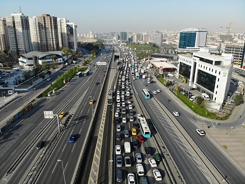 'Tam' Olmamış Sanki! Yasakların İlk Gününde İstanbul'da Trafikte ve Toplu Taşımada Yoğunluk Dikkat Çekti