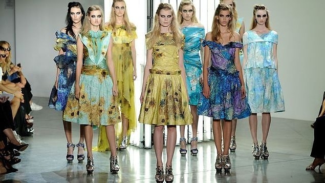 Aslına bakarsanız moda da sanat da yaratıcılığımızın, hayal gücümüzün dışavurumudur ve kendimizi ifade etmenin bir yoludur.