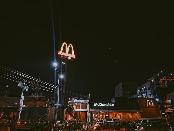 Teoride, bir Big Mac'in fiyatı bir dizi yerel ekonomik faktörü yansıtır.