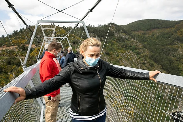 Aguieiras Şelalesi ile Arouca Jeolojik Parkı'ndaki alanlardan biri olan Paiva Gorge'yi birbirine bağlayan asma köprüyü yürümek yaklaşık 10 dakika sürüyor. Çelik kablolarla desteklenen köprünün 176 metre altından Paiva Nehri akıyor.
