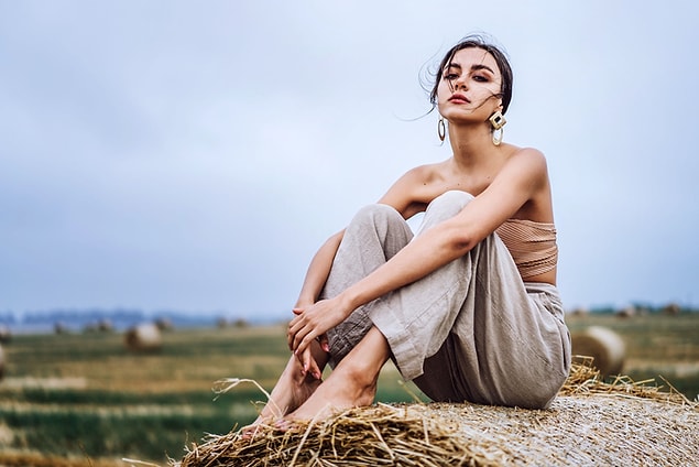 4. Sentetik kumaşlı kıyafetler yerine daha tiril tiril, terletmeyecek kumaşlardan yapılmış kıyafetler giymeye özen gösterin. Hem rahat, hem şık, hem terletmiyor daha ne olsun!😀