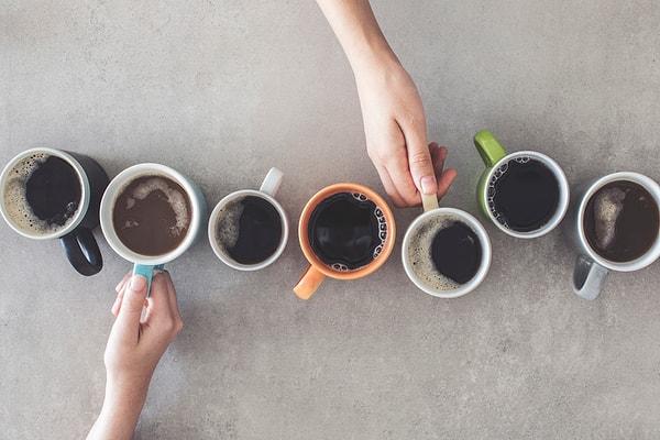7. Fazla kafein tüketimi de terlemeyi tetikleyen bir diğer unsur. Bu yüzden kahve rutinlerinize bir düzen getirmenizde fayda var.😉